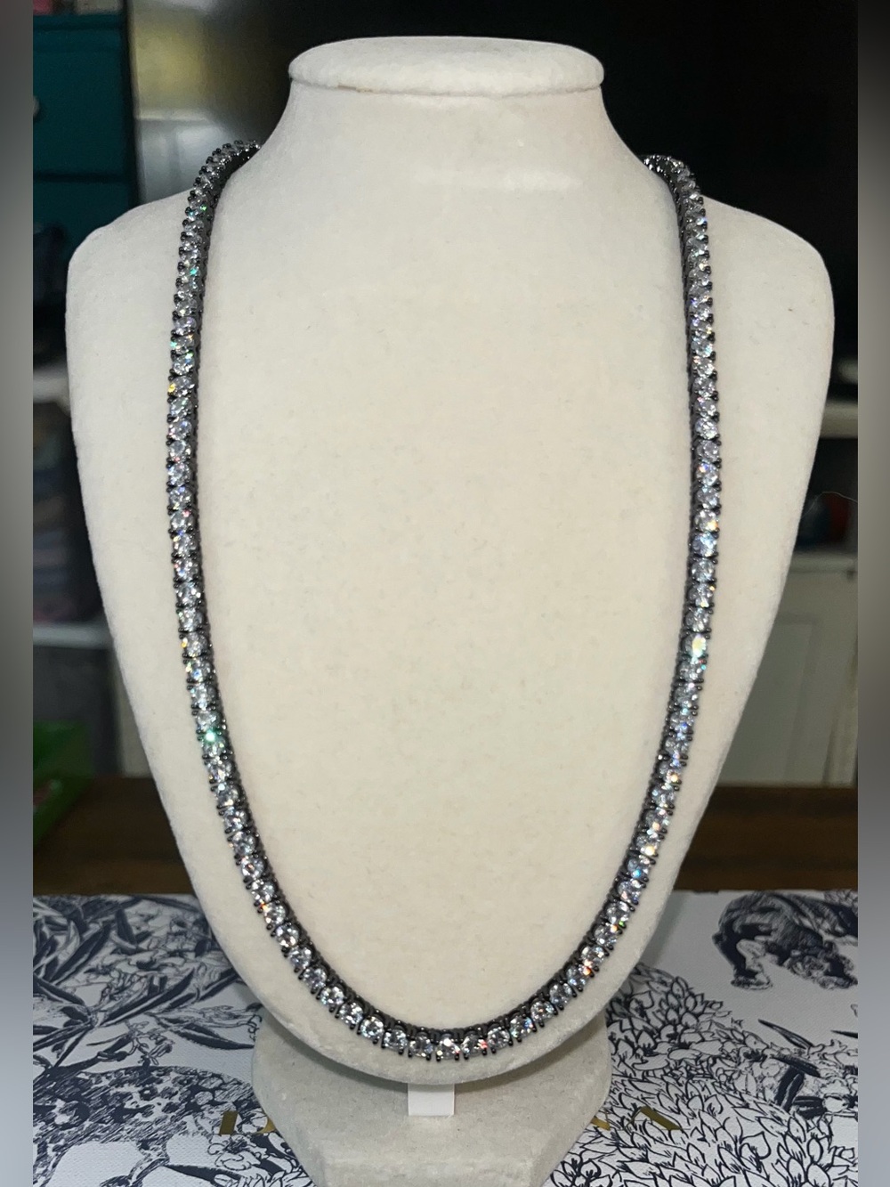 🖤✨ Bezel-Set Crystal Tennis Necklace ✨🖤
This one is STUNNING. 💎✨